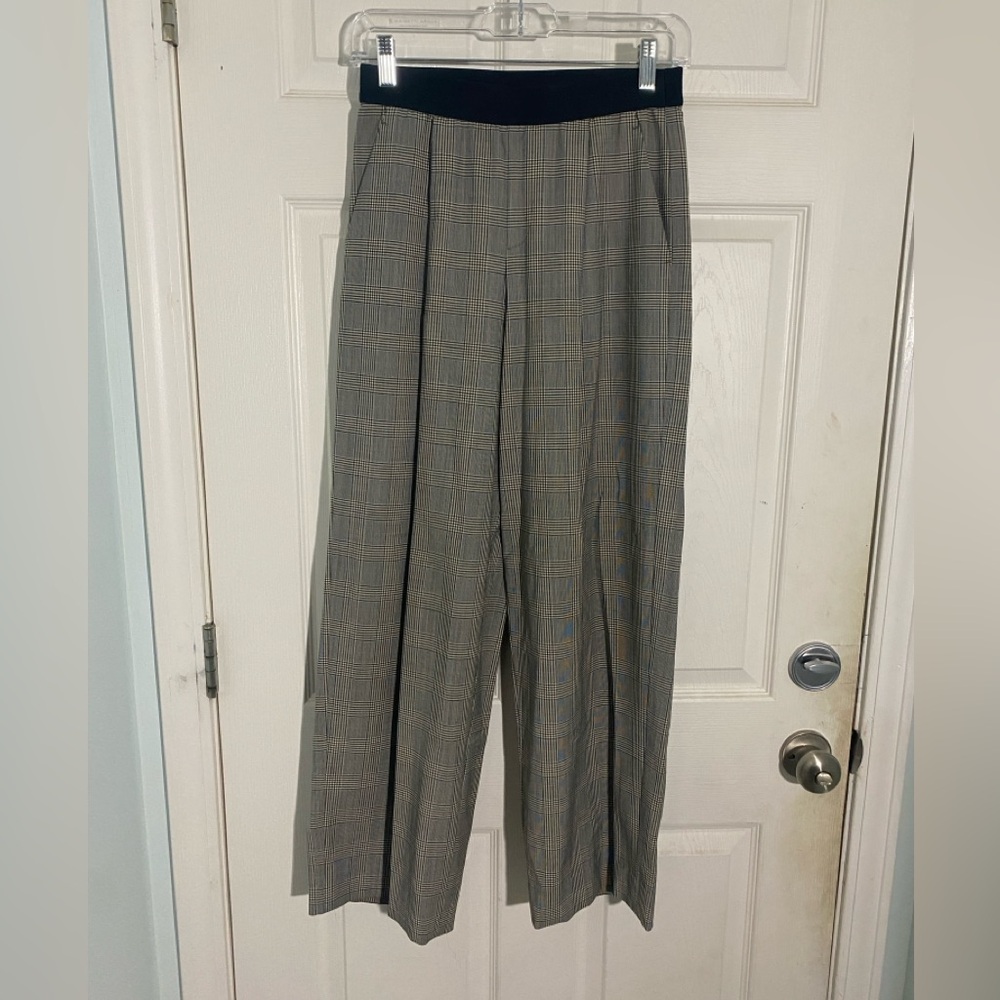 Number M trousers